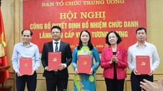 Đồng chí Trương Thị Mai trao Quyết định cho các thí sinh trúng tuyển.
