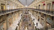 Trung tâm thương mại GUM ở Moscow vắng khách kể từ khi xung đột Nga-Ukraine nổ ra. Ảnh: AP