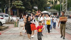 Từ 7 giờ sáng ngày 28/5, Rạp Khăn Quàng Đỏ tại thành phố Hà Nội đã bắt đầu nhộn nhịp với sự có mặt của các em học sinh và phụ huynh để sẵn sàng cho Ngày hội Cha-Ching năm học 2021 – 2022 