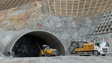 Công trình hầm đường bộ xuyên núi Dốc Sạn.