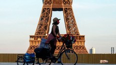Tháp Eiffel bị rỉ sét nặng