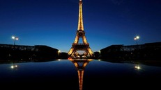 Tháp Eiffel tắt đèn sớm để tiết kiệm năng lượng