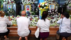 Người dân Thái lan cầu nguyện tại chùa Wat Si Uthai sau một vụ xả súng hàng loạt ở thị trấn Uthai Sawan, tỉnh Nong Bua Lam Phu. Ảnh: Reuters