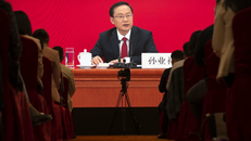 Ông Tôn Nghiệp Lễ - phát ngôn viên Đại hội Đại biểu Toàn quốc lần thứ XX của Đảng Cộng sản Trung Quốc, trong cuộc họp báo về đại hội ở Bắc Kinh. Ảnh: SCMP