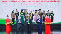 Ông Vijay Kumar Pandey, đại diện Tập đoàn TH nhận Cup Sản phẩm hữu cơ vì sức khỏe cộng đồng cho sản phẩm, thương hiệu sữa tươi organic của TH – TH true MILK Organic. 