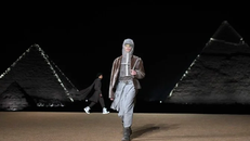 Biểu diễn nghệ thuật tại kim tự tháp Ai Cập