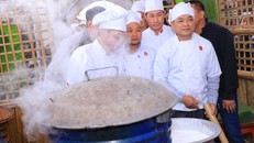 Khu vực tái hiện làm bánh phở truyền thống thu hút đông đảo dân làng và khách tham quan.