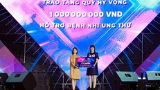 Đại diện MIKGroup trao quà cho 150 bệnh nhi tại Bệnh viện Nhi Trung ương trong khuôn khổ chương trình “Con thuyền mơ ước” nhân dịp hưởng ứng tháng nhận thức về ung thư trẻ em – tháng 9/2022.