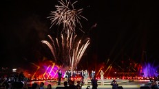 Lần đầu tiên tổ chức, Luxury Countdown Party mang lại những cảm xúc ấn tượng, thu hút hàng ngàn người đến với Trung tâm mới.