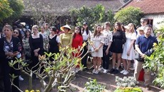 Các đại sứ trải nghiệm Tết tại Làng cổ Đường Lâm 