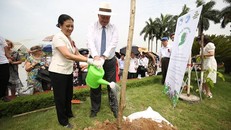 Trồng cây hữu nghị tại Công viên Hòa Bình kỷ niệm 50 năm Ngày ký Hiệp định Paris