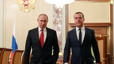 Tổng thống Nga Vladimir Putin và đồng minh thân cận Dmitry Medvedev. Ảnh: Reuters