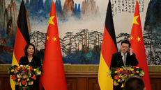 Ngoại trưởng Đức Annalena Baerbock trả lời họp báo cùng người đồng cấp Trung Quốc Tần Cương tại Bắc Kinh. Ảnh: Reuters