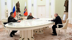 Tổng thống Nga Vladimir Putin, Bộ trưởng Quốc phòng Sergei Shoigu và Bộ trưởng Quốc phòng Trung Quốc Lý Thượng Phúc. Ảnh: Reuters