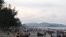 Du khách đổ xô tới các bãi biển Nghệ An