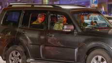 Ông trùm Wagner Yevgeny Prigozhin rời trụ sở của Quân khu phía Nam tại Rostov trước khi bay tới Belarus. Ảnh: Reuters