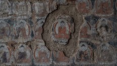 Các bức tranh trong hang động ở Cam Túc bị tàn phá bởi mưa lớn. Ảnh: Greenpeace