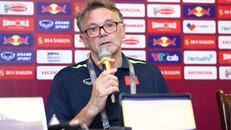 HLV Philippe Troussier không trách học trò sau trận hòa U23 Singapore