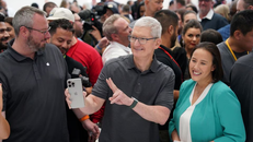 CEO Tim Cook của Apple cầm chiếc iPhone 15 Pro trong sự kiện ''Wonderlust'' tại trụ sở chính của công ty ở Cupertino, California. Ảnh: Reuters