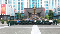  Trung tướng Nguyễn Văn Gấu và các đại biểu tham dự chụp ảnh lưu niệm cùng các tác giả, nhóm tác giải đạt giải.