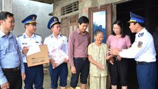 Đại tá Trần Hồng Quế - Phó Chính ủy Vùng Cảnh sát biển 2 cùng đoàn công tác đến thăm hỏi, động viên và trao quà tặng bà Văn Thị Em (80 tuổi, trú tại thôn Phú Lộc, xã Phong Chương).