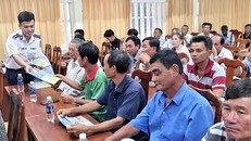 Tuyên truyền viên Hải đoàn 42 phát tờ rơi phổ biến kiến thức pháp luật tại Hội nghị.