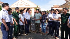 Thiếu tướng Vũ Trung Kiên kiểm tra, trò chuyện và trao quà tặng các ngư dân và gia đình chính sách tại phường Ninh Hải.