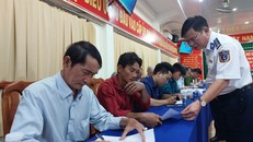 Đoàn công tác tiến hành kiểm tra kiến thức pháp luật của ngư dân tại thị trấn Sông Đốc.