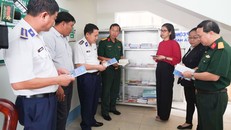 Đoàn công tác kiểm tra hoạt động của tủ sách pháp luật tại tại Ủy ban nhân dân xã Nam Yên, huyện An Biên, tỉnh Kiên Giang. 