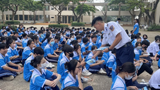 Tổ tuyên truyền phát tờ rơi cho các em học sinh trường THPT Dương Bạch Mai.