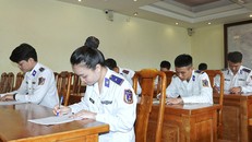 Đoàn viên, thanh niên Trung tâm Đào tạo và Bồi dưỡng nghiệp vụ Cảnh sát biển tham gia kiểm tra nhận thức về pháp luật, kỷ luật.