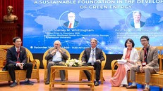 GS. Stanley Whittingham và GS. Martin Adrew Green đã có những chia sẻ, giải đáp các nội dung về Cơ hội và thách thức trong tương lai của pin Lithium-Ion.