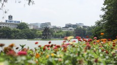 Hà Nội ngày nắng, sáng sớm có sương mù