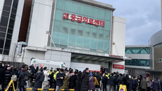 Các phóng viên và những người ủng hộ chính trị gia Lee Jae-myung tập trung bên ngoài phòng cấp cứu Bệnh viện Đại học Quốc gia Seoul hôm 2/1. Ảnh: Nikkei Asia