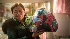 100% nguyên liệu của Vụn Art được tái chế từ chính những miếng vải vụn của các xưởng may tại Hà Nội. Ảnh: Mạnh Cường