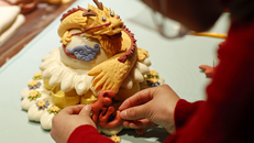 Nghệ nhân tạo hình rồng cho bánh bao truyền thống