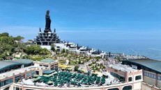 Gần 150 nghìn du khách lên núi Bà Đen chiêm bái tôn tượng Bồ Tát Di Lặc trong ngày Mùng 4 Tết. Ảnh: Sun World Ba Den Mountain 