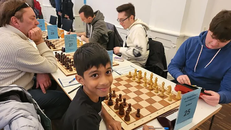Thần đồng 8 tuổi đánh bại kiện tướng cờ vua