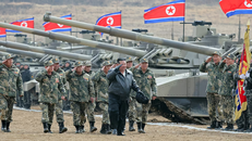 Ông Kim Jong Un chỉ đạo cuộc trình diễn xe tăng