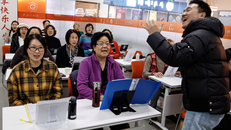 Một lớp học hát cho người cao tuổi Trung Quốc. Ảnh: Reuters