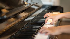 Khi các lớp piano nhường chỗ cho nhạc cụ dân gian 