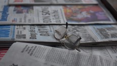 Sạp báo của vợ chồng ông Chữ