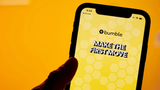 Bumble xin lỗi sau chiến dịch quảng cáo gây tranh cãi