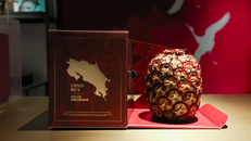 Dứa đỏ được bán với giá 400 USD