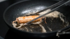 Chế biến xúc xích làm từ thịt nuôi cấy trong phòng thí nghiệm 