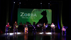 Nhạc kịch “Zorba - chú mèo thám tử” tôn vinh và đề cao tầm quan trọng của những mối quan hệ trong gia đình. Ảnh: Nhà hát Tuổi trẻ Việt Nam