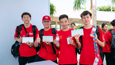 “Cực kỳ ngon, tuyệt vời!” là cảm nhận của VĐV bơi lội Christian (ngoài cùng bên phải) cùng đoàn VĐV Singapore về sản phẩm sữa chua uống tiệt trùng TH true YOGURT và nước tinh khiết TH true WATER. 