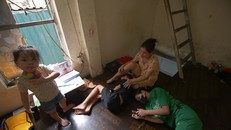 Bốn mẹ con Nghiêm Thu Thanh sống trong một căn nhà chật chội ở xóm bãi sông Hồng.