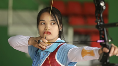 Hai cung thủ Việt Nam thi đấu khi thời tiết không thuận lợi