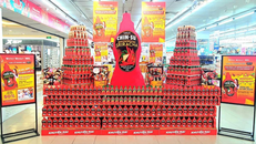 Ớt bông Chin-Su thu hút khách hàng trong ngày đầu tiên của tuần lễ thương hiệu.